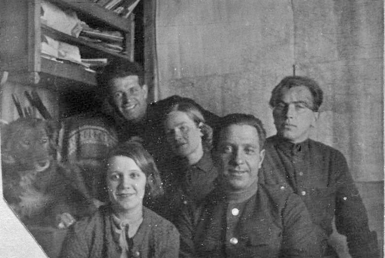 Комсомольцы, прибывшие в Южное горнопромышленное управление Дальстроя (ЮГПУ), в своем первом жилище в пос. Ларюковая. Зима 1936-37 годов.