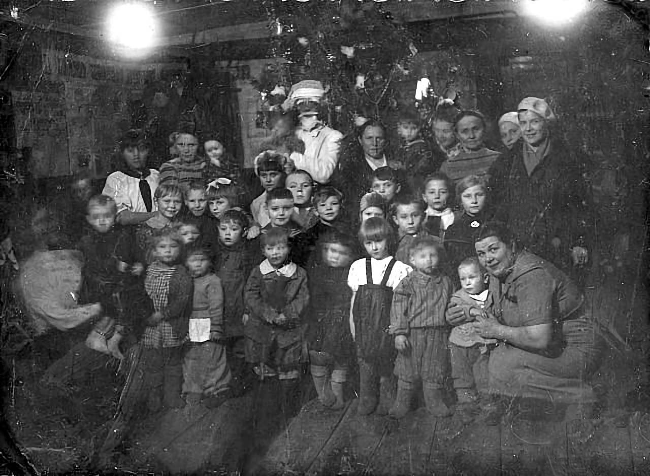 Новогодняя ёлка в клубе поселка Стрелка. 1940-1941 годы.