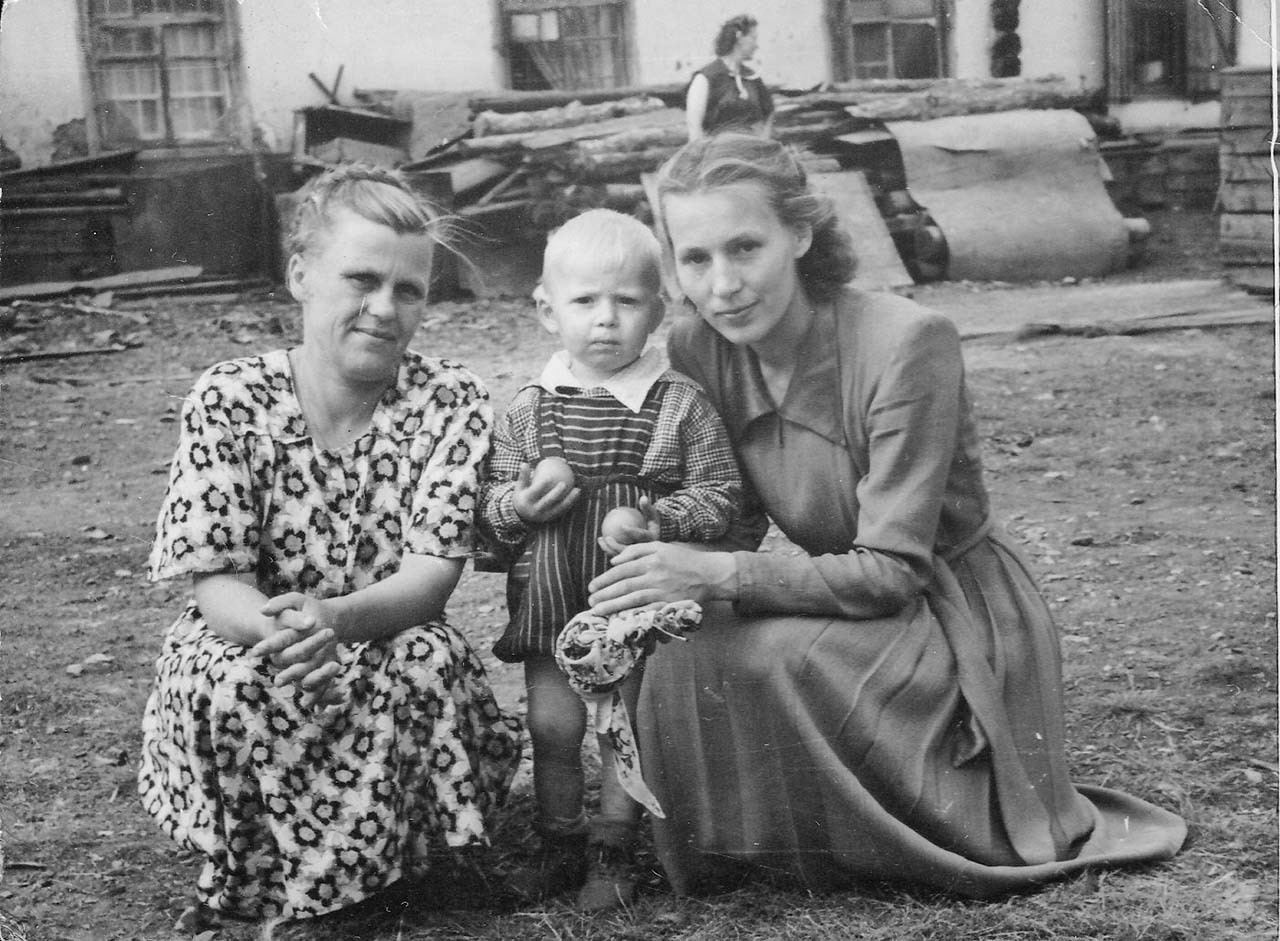 Посёлок Стрелка. Слева Маргарита Руденко с сыном.
