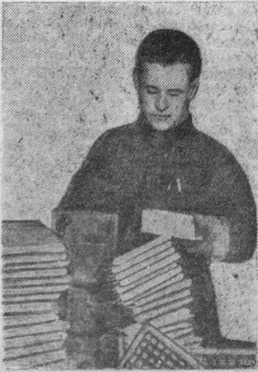 Мастер ЦАРМ-2 Волков Ф.М. Фото из газеты «‎Советская Колыма».