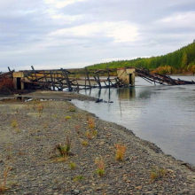 Остатки Усть-Тасканского моста после пожара. 4 сентября 2017 года. Автор фото Андрей Франчковский.