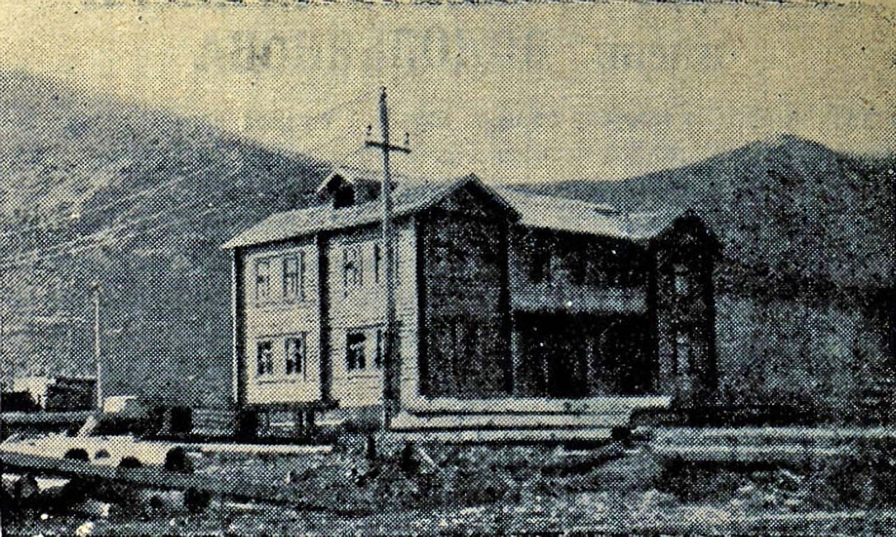 Восьмиквартирный дом в посёлке Усть-Утиная. Октябрь 1938 года. Фото из газеты «‎Советская Колыма».