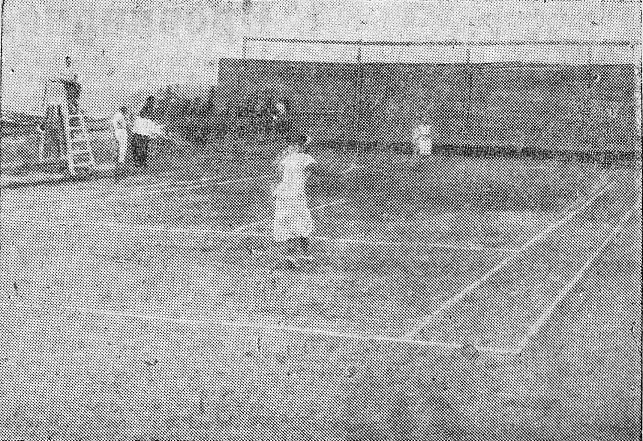 Открытие теннисного корта на Усть-Утиной. Август 1938 года. Фото из газеты «‎Советская Колыма».