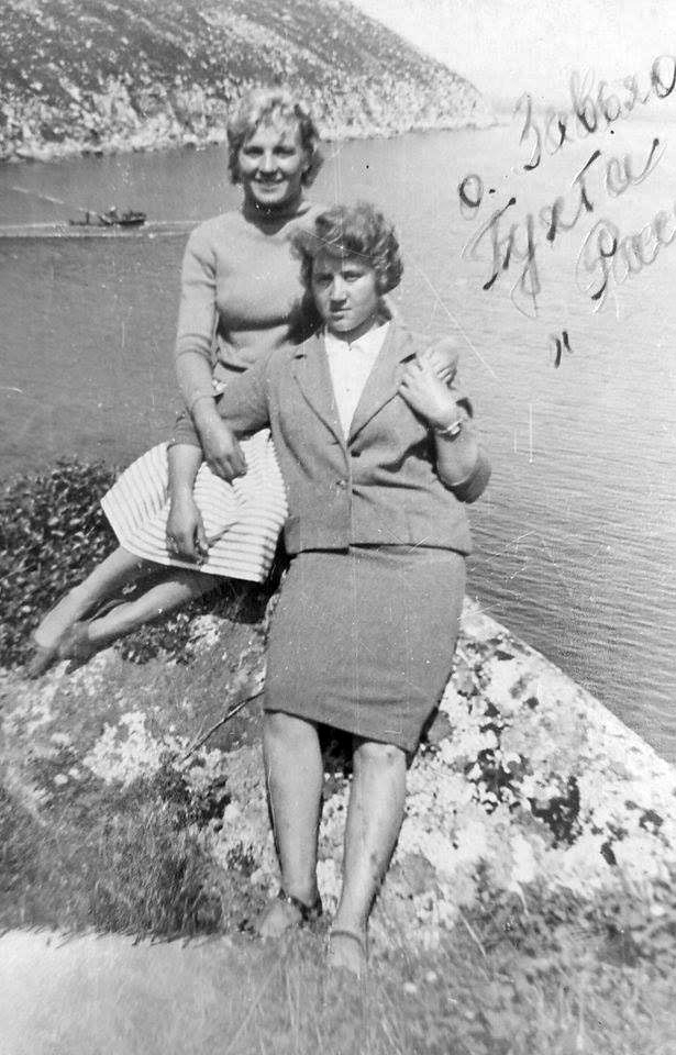Тамара Мурлина c подругой на острове Завьялова. Бухта Рассвет. 1962 год.