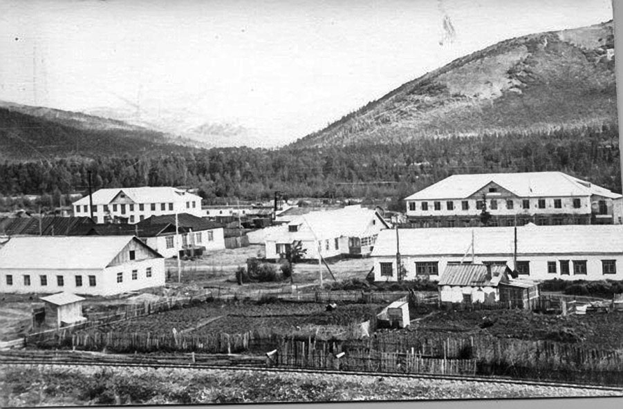 Железная дорога в районе поселка Хасын. 50-е годы.