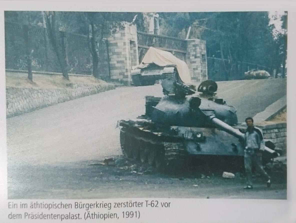 Брошенные танки на улицах. 1991 год.