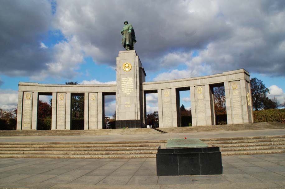 Памятники советским воинам - освободителям Европы от фашизма в Германии не уничтожаются.