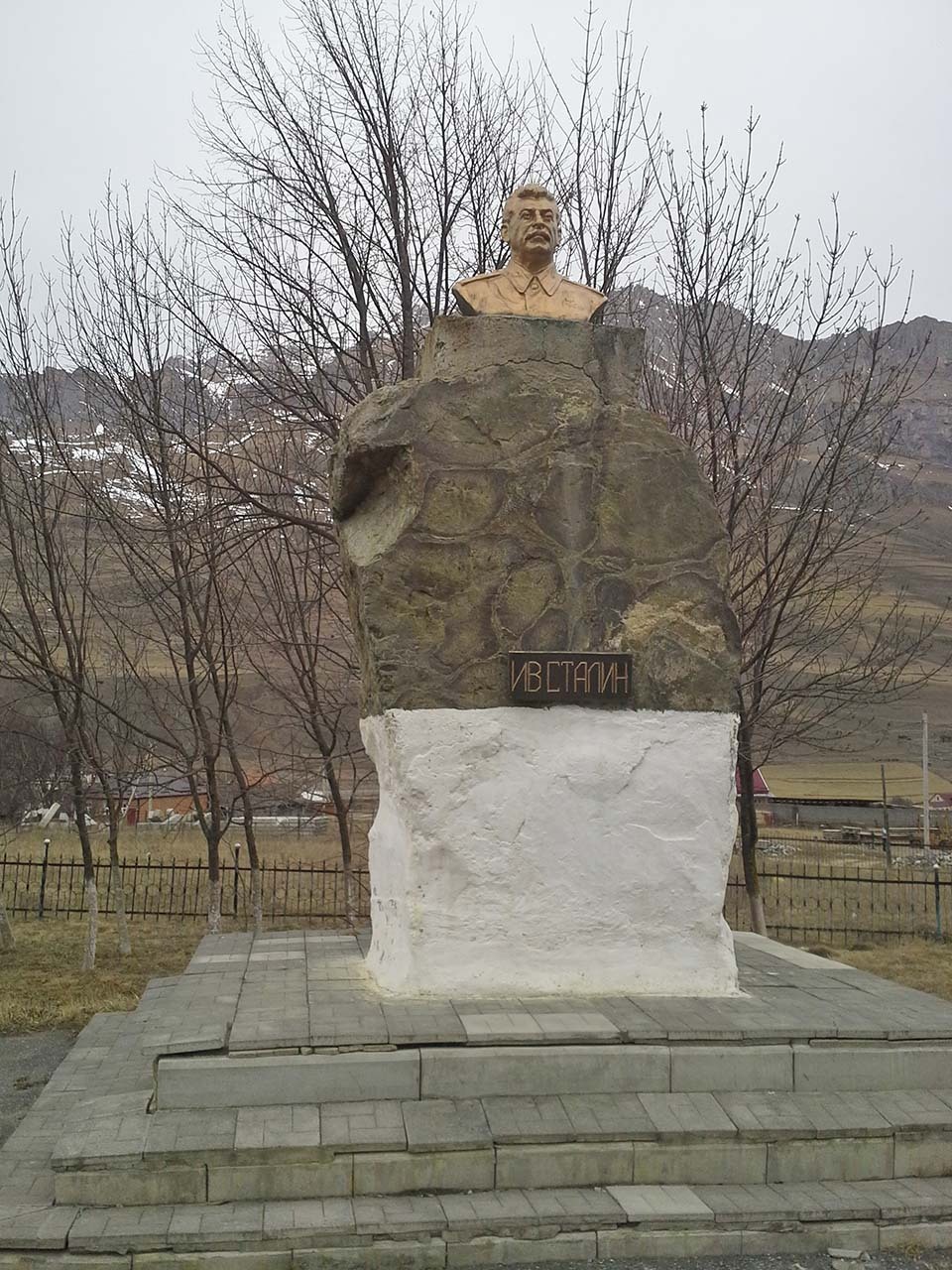 Памятник И.В.Сталину на его родине. Наши дни.