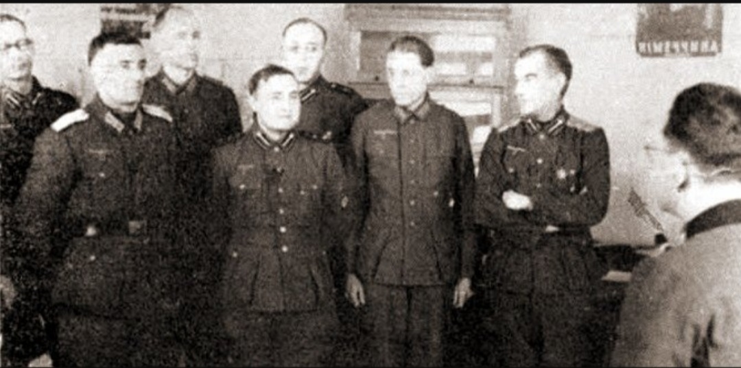Капитан РОА Б.Н. Ширяев крайний справа (с орденом) на пропагандистских курсах Власовской Армии в Дебендорфе (фото - "По ком звонит колокол").