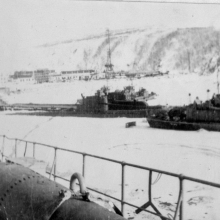 Вид с ПБ-3 на С-140. Бухта Нагаева. Вдалеке Марчеканский судоремонтный цех МРМЗ. 1973 год.