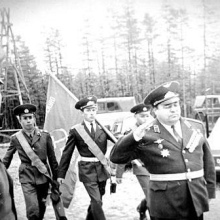 Командир Магаданской 21 ОАЭ подполковник В.М. Пономарев принимает боевое знамя части
