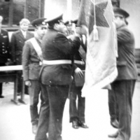 Знамя вручает начальник Войск Краснознаменного Тихоокеанского пограничного округа генерал-лейтенант Константинов