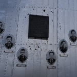 Фотографии погибшего экипажа «Ил-14» на памятнике на горе Комендант. Фото В. Похилюка.