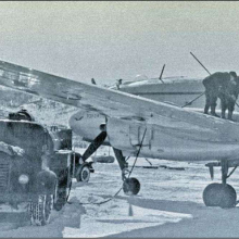 Обработка антиобледенительной жидкостью самолета Ил-14 перед вылетом в аэропорту «Магадан - 47».