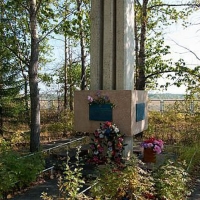 Обелиск в память о военных лётчиках АЛСИБ в сквере аэропорта Сеймчан.
