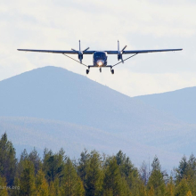 Ан-28 заходит на посадку в аэропорту Сусуман. Фото Юрия Слюнькова.