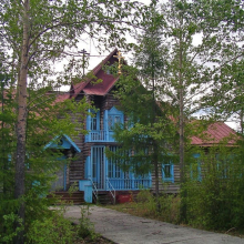 Здание бывшей гостиницы аэропорта Сусуман (Берелёх). Теперь одно из зданий скита Сергия Радонежского.