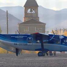 Ан-28 на фоне церкви (бывшая вышка управления полетами). 2013 год.