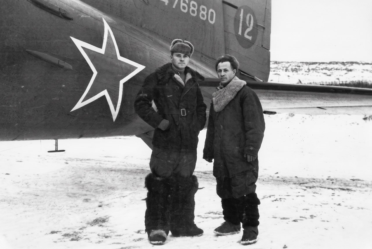 Глазков В.Д и Попов В.И. на фоне самолета С-47. 1946 г. Магадан, 13 км. Фото из свободных источников.