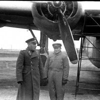 Прилет генерала из Москвы, на американском тяжелом бомбардировщике В-24 «Либерейтор». Два таких самолета были подарены американцами, и активно использовались на перегоночной трассе как VIP-«транспортеры».