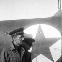 Звезды на истребители на американских заводах наносились хоть и красного цвета, но по американским трафаретам – поэтому получались на круге (согласно стандарту USAAF), а не в двойной окантовке, как в советских ВВС.