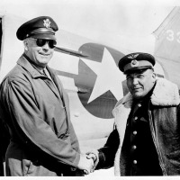 Командир авиакрыла на Аляске бригадный генерал Д.Гаффни и командир 1 ПАП полковник Н. Васин. Фэрбенкс, 1943 г. Прислал В.Д.Романенко.