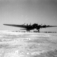 Советский тяжелый бомбардировщик Пе-8 за одну заправку способен был «поглотить» изрядное количество бочек бензина...