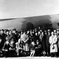 Личный состав Военного представительства ВВС Красной Армии и летчики 1 ПАП после прибытия на авиабазу Макс-Филд в Номе, Аляска. 3 сентября 1942 г. Фото от Валерия Романенко