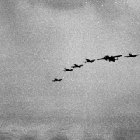 Таким строем самолеты прилетали из США: впереди – лидер-бомбардировщик со штурманом на борту, в левом и правом пеленге – истребители. На данном фото лидер – В-25, истребители – Р-63 «Кингкобра». 1944 г.