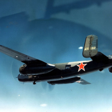 Американский бомбардировщик B-25J-30 с советскими опознавательными знаками в полете над Аляской.
