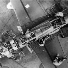 Сборка самолета Bell P-63 «Кингкобра» на американском заводе, вид сверху. 12 выхлопных патрубков с каждой стороны явный признак «Кингкобры» (у Р-39 «Аэрокобра» — по 6 патрубков).