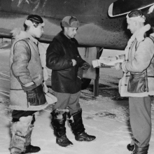 АлСиб. Аэродром Нома. 1943-44 гг.Лейтенанты Сулин, Карио и переводчик- сержант Алекс Гомончук