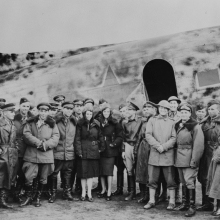 Первая делегация советских ВВС стоит на фоне самолета на аэродроме Ноум на Аляске.