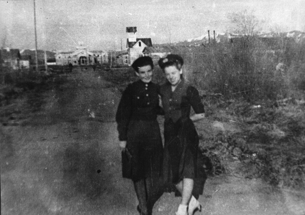 Слева направо: О. Вышинская-Захаренко, Р. Шинкарева-Славина. пос. Сеймчан. 1944 год. Дорога к коттеджу