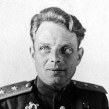 Начальник воздушной трассы Аляска-Сибирь Герой Советского Союза генерал-лейтенант Марк Израилевич Шевелёв (1904—1991).