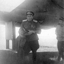 4 ПАП. Командир 4 ПАП Иван Павлович Власов под крылом самолета В-25.