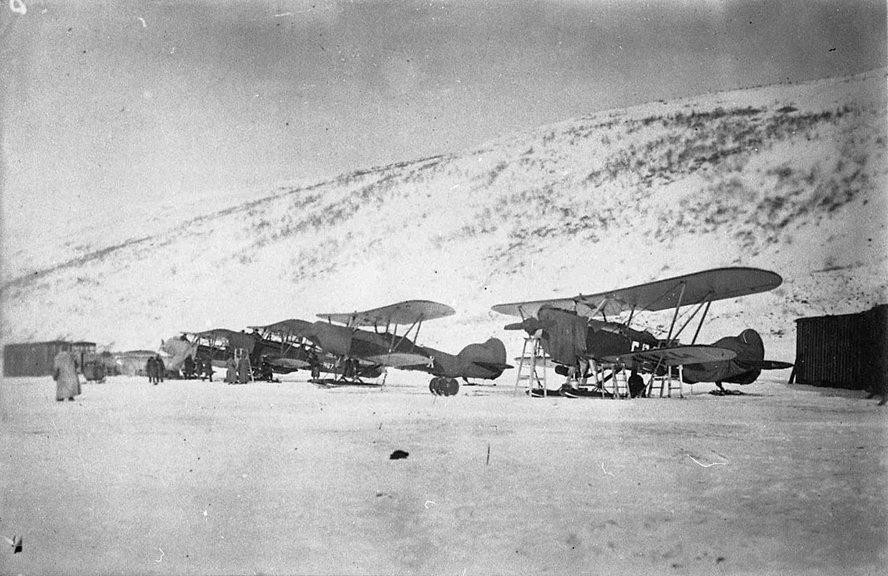 Парад самолетов Дальстроя в бухте Нагаева. 1935 год