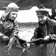 Летчик В.Н. Бордовский и командир авиаотряда Дальстроя Ш.И. Шимич во время уточнения полетного задания у ПС-40. 1940 год.