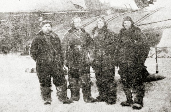 Экипаж перед вылетом из аэродрома Нагаево к геологам.