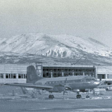 Ил-14 полярной авиации на фоне строящегося здания аэропорта «Магадан». Начало 70-х годов ХХ века.