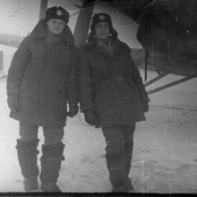 Два пилота - справа Владимир Крыжановский