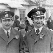 Справа - КВС Александр Калашников.