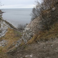 Мыс Островной. Спуск к морю. По этому спуску с берега поднимали грузы и во время жизни батареи и поста 171 ОБрПЛ.