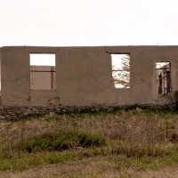 Поселок на мысе Островной. Полуразрушенное здание казармы, построенное во время базирования здесь поста 171 бригады.