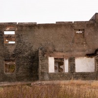 Поселок на мысе Островной. Двухэтажное здание, построенное после 1980 года, во время базирования, предположительно, пограничников). Назначение неизвестно.