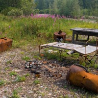 На подходу к лагерю обнаружились первые артефакты. Шконка, стол, печка