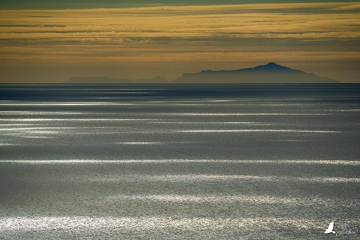 Спафарьева. Горизонт моря Охотское. Остров Спафарьева в Охотском море. Охотское море картинки самые красивые.