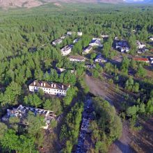 Посёлок Арарат с воздуха. На дальнем плане - ЛТП-1, на переднем – жилая часть поселка для семей сотрудников МВД. Фото из архива Елены Полищук. 2018 год.