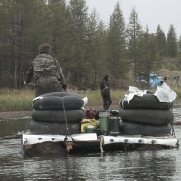 Буксируем наш плот к лагерю.