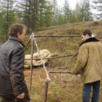 День первый. Литвиненко Дмитрий и Бабиков Денис строят лагерь для экспедиции.